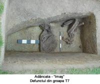 Chronicle of the Archaeological Excavations in Romania, 2003 Campaign. Report no. 4, Adâncata, Imaş.<br /> Sector T7-2003.<br /><a href='CronicaCAfotografii/2003/004/T7-2003/adancata-defunct-t7.JPG' target=_blank>Display the same picture in a new window</a>. Title: T7-2003