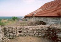 Chronicle of the Archaeological Excavations in Romania, 2003 Campaign. Report no. 142, Pietroasele, Staţiunea de Cercetări Viti-Vinicole Pietroasa (SCV Pietroasa)<br /><a href='CronicaCAfotografii/2003/142/pietroasele-sala-b-perete-sudic.jpg' target=_blank>Display the same picture in a new window</a>