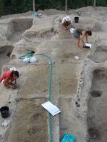 Cronica Cercetărilor Arheologice din România, Campania 2007. Raportul nr. 18, Borduşani, Popina Mare (Popina Borduşani)<br /><a href='CronicaCAfotografii/2007/018-BORDUSANI-IL-Popina-C/5-bordusani-popina-2007-cercetarea-unei-zone-menajere.jpg' target=_blank>Priveşte aceeaşi imagine într-o fereastră nouă</a>