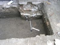 Cronica Cercetărilor Arheologice din România, Campania 2007. Raportul nr. 60, Cristuru Secuiesc<br /><a href='CronicaCAfotografii/2007/060-CRISTURU-SECUIESC-HR-CasaLengyel-C/baza-de-pilon.JPG' target=_blank>Priveşte aceeaşi imagine într-o fereastră nouă</a>