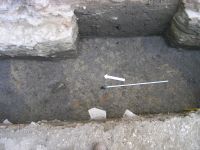 Cronica Cercetărilor Arheologice din România, Campania 2007. Raportul nr. 60, Cristuru Secuiesc<br /><a href='CronicaCAfotografii/2007/060-CRISTURU-SECUIESC-HR-CasaLengyel-C/conturul-santului.jpg' target=_blank>Priveşte aceeaşi imagine într-o fereastră nouă</a>