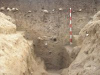 Cronica Cercetărilor Arheologice din România, Campania 2007. Raportul nr. 128, Poduri, Dealul Ghindarului (Rusăieşti)<br /><a href='CronicaCAfotografii/2007/128-PODURI-BC-DealulGhindaru-1/pl-1-1-jos.JPG' target=_blank>Priveşte aceeaşi imagine într-o fereastră nouă</a>