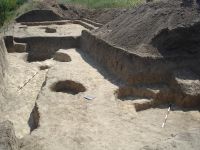 Cronica Cercetărilor Arheologice din România, Campania 2007. Raportul nr. 144, Dulceşti, Ferma legumicolă<br /><a href='CronicaCAfotografii/2007/144-ROSIORI-NT-TarinaVeche-1/cas-b-imagine-generala-cu-locuintele-si-gropile-lor.JPG' target=_blank>Priveşte aceeaşi imagine într-o fereastră nouă</a>