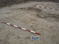 Cronica Cercetărilor Arheologice din România, Campania 2007. Raportul nr. 144, Dulceşti, Ferma legumicolă<br /><a href='CronicaCAfotografii/2007/144-ROSIORI-NT-TarinaVeche-1/l1cas-b-vatra-antica-cu-groapa-de-deservire.JPG' target=_blank>Priveşte aceeaşi imagine într-o fereastră nouă</a>