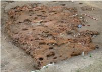 Cronica Cercetărilor Arheologice din România, Campania 2008. Raportul nr. 68, Poduri, Dealul Ghindarului (Rusăieşti)<br /><a href='CronicaCAfotografii/2008/068/fig-01-vedere-generala-dinspre-ne-asupra-locuintei-7.jpg' target=_blank>Priveşte aceeaşi imagine într-o fereastră nouă</a>