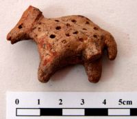 Cronica Cercetărilor Arheologice din România, Campania 2008. Raportul nr. 149, Fulgeriş, La Trei Cireşi (Dealul Fulgeriş).<br /> Sectorul Ilustratie.<br /><a href='CronicaCAfotografii/2008/149/fig10a-figurina-zoomorfa.JPG' target=_blank>Priveşte aceeaşi imagine într-o fereastră nouă</a>