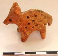 Cronica Cercetărilor Arheologice din România, Campania 2008. Raportul nr. 149, Fulgeriş, La Trei Cireşi (Dealul Fulgeriş).<br /> Sectorul Ilustratie.<br /><a href='CronicaCAfotografii/2008/149/fig10b-figurina-zoomorfa.JPG' target=_blank>Priveşte aceeaşi imagine într-o fereastră nouă</a>