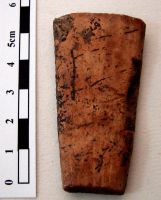 Cronica Cercetărilor Arheologice din România, Campania 2008. Raportul nr. 149, Fulgeriş, La Trei Cireşi (Dealul Fulgeriş).<br /> Sectorul Ilustratie.<br /><a href='CronicaCAfotografii/2008/149/fig7-4-fragment-coada-lingura.JPG' target=_blank>Priveşte aceeaşi imagine într-o fereastră nouă</a>