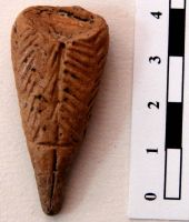 Cronica Cercetărilor Arheologice din România, Campania 2008. Raportul nr. 149, Fulgeriş, La Trei Cireşi (Dealul Fulgeriş).<br /> Sectorul Ilustratie.<br /><a href='CronicaCAfotografii/2008/149/fig9-2-plastica-antropomorfa-feminina.JPG' target=_blank>Priveşte aceeaşi imagine într-o fereastră nouă</a>