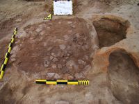 Cronica Cercetărilor Arheologice din România, Campania 2009. Raportul nr. 145, Negrileşti, Şcoala Generală (La Punte, Pin, Curtea Şcolii).<br /> Sectorul plansa-IMDA.<br /><a href='CronicaCAfotografii/2009/preventive/145/05-Substructie-vatra-C6.jpg' target=_blank>Priveşte aceeaşi imagine într-o fereastră nouă</a>