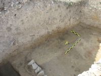 Cronica Cercetărilor Arheologice din România, Campania 2009. Raportul nr. 51, Pantelimon, Cetate<br /><a href='CronicaCAfotografii/2009/sistematice/051/Conturare-camera-de-acces-mormant-secIV.JPG' target=_blank>Priveşte aceeaşi imagine într-o fereastră nouă</a>