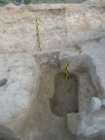 Cronica Cercetărilor Arheologice din România, Campania 2009. Raportul nr. 51, Pantelimon, Cetate<br /><a href='CronicaCAfotografii/2009/sistematice/051/Mormant-cenotaf-care-taie-podeaua-edificiului-din-secIV.JPG' target=_blank>Priveşte aceeaşi imagine într-o fereastră nouă</a>