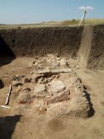 Cronica Cercetărilor Arheologice din România, Campania 2009. Raportul nr. 54, Pietrele, Gorgana<br /><a href='CronicaCAfotografii/2009/sistematice/054/4Pietrele-Magura-Gorgana-Suprafata-J.JPG' target=_blank>Priveşte aceeaşi imagine într-o fereastră nouă</a>