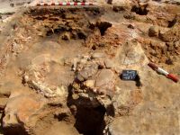 Cronica Cercetărilor Arheologice din România, Campania 2009. Raportul nr. 58, Poduri, Dealul Ghindarului (Rusăieşti)<br /><a href='CronicaCAfotografii/2009/sistematice/058/3Locuinta-9-caseta-cu-rasnite.jpg' target=_blank>Priveşte aceeaşi imagine într-o fereastră nouă</a>