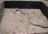 Cronica Cercetărilor Arheologice din România, Campania 2011. Raportul nr. 132, Negrileşti, Şcoala Generală (La Punte, Pin, Curtea Şcolii).<br /> Sectorul plansa-IMDA.<br /><a href='CronicaCAfotografii/2011/132/4-2.JPG' target=_blank>Priveşte aceeaşi imagine într-o fereastră nouă</a>