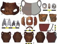 Cronica Cercetărilor Arheologice din România, Campania 2011. Raportul nr. 150, Costâna, Imaş<br /><a href='CronicaCAfotografii/2011/150/fig-6-costana-imas-piese-din-inventarul-t1-2011.jpg' target=_blank>Priveşte aceeaşi imagine într-o fereastră nouă</a>