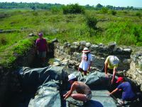 Chronicle of the Archaeological Excavations in Romania, 2014 Campaign. Report no. 3, Adamclisi, Cetate<br /><a href='CronicaCAfotografii/2014/003-Adamclisi-SectorA/fig-08-acoperirea-cu-folie-a-zonei-anexelor.JPG' target=_blank>Display the same picture in a new window</a>