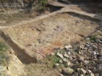 Cronica Cercetărilor Arheologice din România, Campania 2017. Raportul nr. 215, Pantelimon, Cetate<br /><a href='CronicaCAfotografii/2017/rest-sapaturi-nepublicate/215-Pantelimonu-de-Sus-Constanta-Sud-Vest/suprafata-a-segmentul-nordic-nivel-de-calcare-cu-zone-arse-vedere-catre-se.JPG' target=_blank>Priveşte aceeaşi imagine într-o fereastră nouă</a>