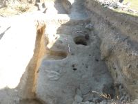 Cronica Cercetărilor Arheologice din România, Campania 2017. Raportul nr. 215, Pantelimon, Cetate<br /><a href='CronicaCAfotografii/2017/rest-sapaturi-nepublicate/215-Pantelimonu-de-Sus-Constanta-Sud-Vest/suprafata-a-segmentul-sud-vestic-santul-amenajarea-cu-podele-si-groapa-g4.JPG' target=_blank>Priveşte aceeaşi imagine într-o fereastră nouă</a>