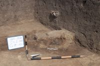 Cronica Cercetărilor Arheologice din România, Campania 2018. Raportul nr. 117, Negrileşti, Şcoala Generală (La Punte, Pin, Curtea Şcolii).<br /> Sectorul Foto.<br /><a href='CronicaCAfotografii/2018/2-preventive/117-Negrilesti-curtea-scolii-GL-p/Foto/fig-4-2-pl17-4.jpg' target=_blank>Priveşte aceeaşi imagine într-o fereastră nouă</a>. Titlu: Foto