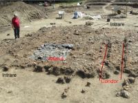 Chronicle of the Archaeological Excavations in Romania, 2019 Campaign. Report no. 25, Dobrovăţ, Cetăţuie (Dealul Cetăţuii)<br /><a href='CronicaCAfotografii/2019/01-sistematice/025-dobrovat-is-padurea-buda-s/fig6-dobrovat-padurea-buda-l4-coridor-si-intrari.jpg' target=_blank>Display the same picture in a new window</a>