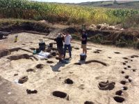 Cronica Cercetărilor Arheologice din România, Campania 2019. Raportul nr. 69, Scânteia, La Nuci (Dealul Bodeştilor).<br /> Sectorul Rezerve.<br /><a href='CronicaCAfotografii/2019/01-sistematice/069-scanteia-is-lanucidealbodesti-s/Rezerve/gr-cu-placa-cuptor.jpg' target=_blank>Priveşte aceeaşi imagine într-o fereastră nouă</a>. Titlu: Rezerve