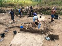 Cronica Cercetărilor Arheologice din România, Campania 2019. Raportul nr. 69, Scânteia, La Nuci (Dealul Bodeştilor).<br /> Sectorul Rezerve.<br /><a href='CronicaCAfotografii/2019/01-sistematice/069-scanteia-is-lanucidealbodesti-s/Rezerve/img-1388-vatra-l14-si-perete-central.jpg' target=_blank>Priveşte aceeaşi imagine într-o fereastră nouă</a>. Titlu: Rezerve