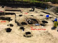 Cronica Cercetărilor Arheologice din România, Campania 2019. Raportul nr. 69, Scânteia, La Nuci (Dealul Bodeştilor)<br /><a href='CronicaCAfotografii/2019/01-sistematice/069-scanteia-is-lanucidealbodesti-s/fig12-gr-cu-altarul-l15.jpg' target=_blank>Priveşte aceeaşi imagine într-o fereastră nouă</a>