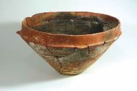 Cronica Cercetărilor Arheologice din România, Campania 2011. Raportul nr. 50, Pietrele, Gorgana<br /><a href='https://ran.cimec.ro/RANatasamente/i1/F1658517088445DA8EAD91C1445A0C8B.jpg' target=_blank>Priveşte aceeaşi imagine într-o fereastră nouă</a>. Titlu: Vas conic pictat