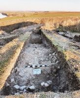 Chronicle of the Archaeological Excavations in Romania, 2021 Campaign. Report no. 23, Dunăreni, Dealul Muzait<br /><a href='https://ran.cimec.ro/RANatasamente/i2/8535D72F45FF48469B9A3488E356511C.jpg' target=_blank>Display the same picture in a new window</a>. Title: Strat de dărâmătură suprins în S4 (foto S.M. Colesniuc, 2021)