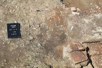 Chronicle of the Archaeological Excavations in Romania, 2021 Campaign. Report no. 16, Câmpulung, Jidova (Jidava)<br /><a href='https://ran.cimec.ro/RANatasamente/i2/E2BFADA98221411DB44DC35B91925BBE.jpg' target=_blank>Display the same picture in a new window</a>. Title: Fig. 4. Groapa amenajată în capătul de sud al canalului cu pereții de cărămidă (a. la conturare)