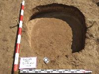 Cronica Cercetărilor Arheologice din România, Campania 2021. Raportul nr. 24, Fulgeriş, La Trei Cireşi (Dealul Fulgeriş)<br /><a href='https://ran.cimec.ro/RANatasamente/i2/32863F3EE24F4574905B8B69D81BC087.jpg' target=_blank>Priveşte aceeaşi imagine într-o fereastră nouă</a>. Titlu: Fulgeriș, La trei cireși – Foto groapa Gr. 60, în timpul cercetării