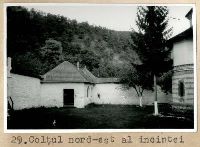 , Polovragi<br /><a href='https://ran.cimec.ro/RANatasamente/i3/605695ECAC71407F8D7CAF830BB40EAD.jpg' target=_blank>Priveşte aceeaşi imagine într-o fereastră nouă</a>. Autor: Alexandru Ștefulescu. Titlu: Vedere generală cu Mănăstirea Polovragi la începutul secolului al XX-lea. Sursa: Aurelian Sacerdoțeanu, Polovragi, Polovragi<br /><a href='https://ran.cimec.ro/RANatasamente/i3/76C3D74444524252AD0D898D78E3FA6A.jpg' target=_blank>Priveşte aceeaşi imagine într-o fereastră nouă</a>. Autor: Alexandru Ștefulescu; Nicolae Ghika-Budești. Titlu: Vederi și planul mănăstirii la începutul secolului al XX-lea. Sursa: Aurelian Sacerdoțeanu, Polovragi, Polovragi<br /><a href='https://ran.cimec.ro/RANatasamente/i3/F27E6B635E3045DD83159F72C0BEF02F.jpg' target=_blank>Priveşte aceeaşi imagine într-o fereastră nouă</a>. Autor: Dumitriu Octavian, Berbecaru C-tin, Florescu Letiţ. Titlu: Planul incintei și al bisericii. Sursa: Mănăstirea Polovragi, (GJ-II-a-A-09356) (no date) Mănăstirea Polovragi. Available at: https://relevee.uauim.ro/m466/ (Accessed: 28 August 2025)., Polovragi<br /><a href='https://ran.cimec.ro/RANatasamente/i3/B932CAD0FA3A43E58236C6EA17ADE655.jpg' target=_blank>Priveşte aceeaşi imagine într-o fereastră nouă</a>. Autor: Florin Dimitriu. Titlu: Colțul de nord-vest al incintei. Sursa: Fototeca Direcției Monumentelor Istorice